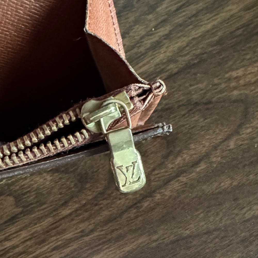 Louis Vuitton Monogram Sarah Wallet - Picture 11 of 12